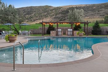 poolside grilling area and al fresco dining at Dakota Ridge apartments